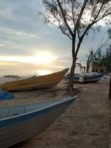 APARTAMENTO SEMIMOBILIADO NA PRAIA