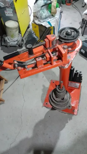 Curvadora / Dobradora de Tubos Metalpem Modelo DTP - Com Matrizes