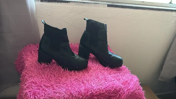Botas femininas R$80,00 cada
