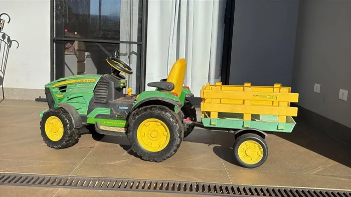 Trator de brinquedo John deere