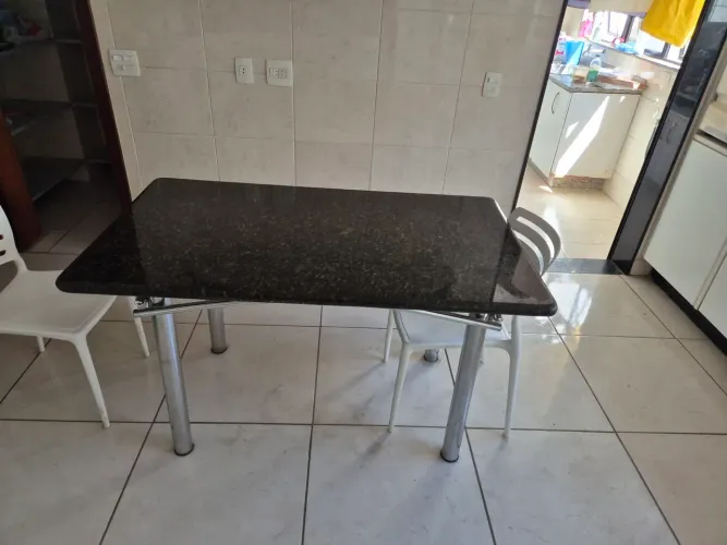 Mesa c tampo de granito