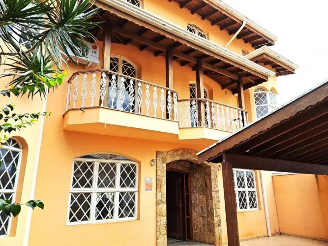 Casa a venda Vila Nogueira 6 quartos, 3 suítes, ar condicionado, quintal gramado