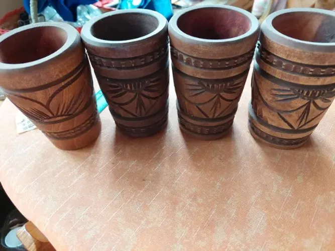 Conjunto de copos de madeira decorados, ideal para decoração