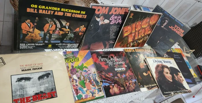 Discos de vinil 25 reais cada, na compra de 3 unidades ou mais fica 20 cada
