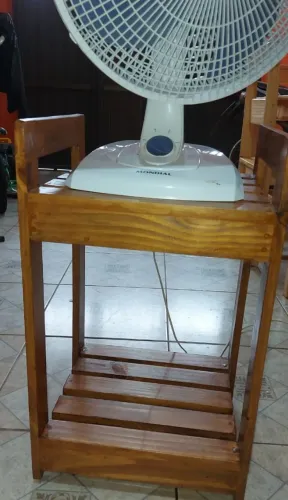 Carrinho suporte móvel para ventilador de Mesa apoio madeira, com rodinhas, envernizado