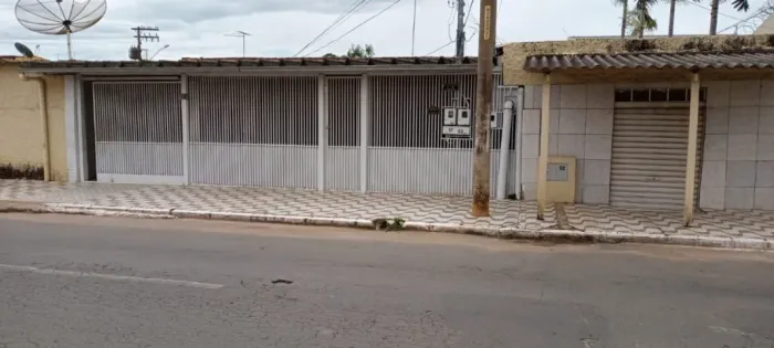 Casa no Setor Campinas próximo ao colégio Pedro Gomes, 04 quartos, duas garanges, esquina!