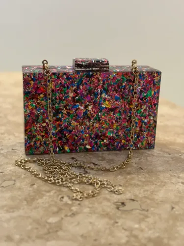 Bolsa Clutch colorida com corrente dourada