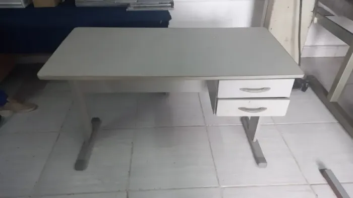 Mesa de escritório - 01 mesa de 1,20 x 0,60