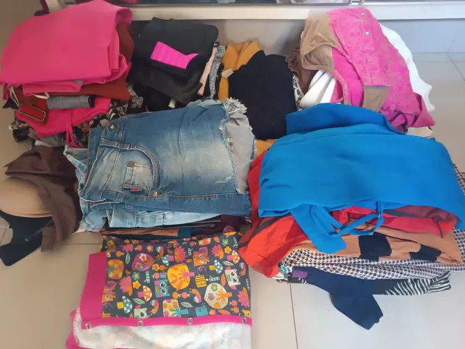 Roupa (lote com 65 itens)