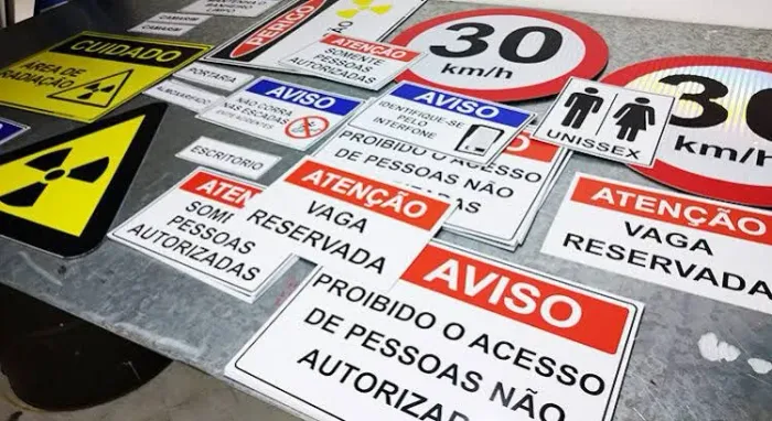 Placas de Sinalização e Braille.