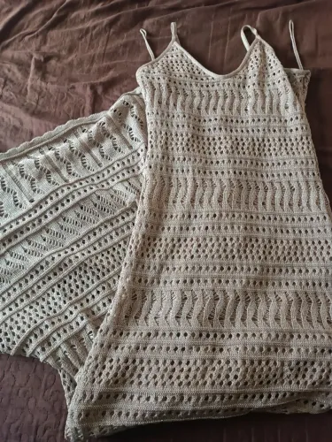 Vestido longo de alcinha de tricô de linhas douradas