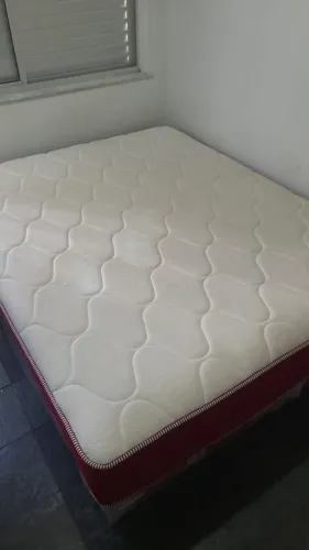 Cama Queen Seminova