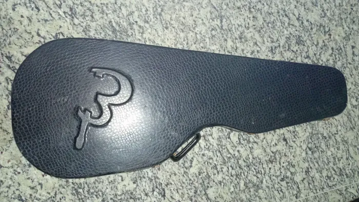  Cases pra guitarra e violão. 