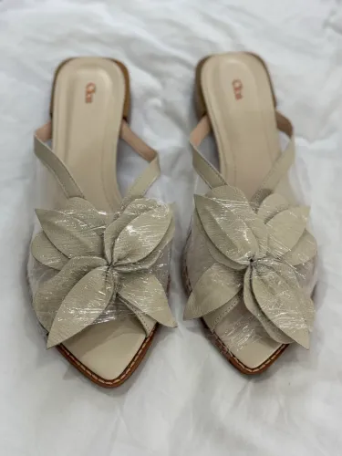 Sandália Cica nova couro com flor | nunca usada | 38