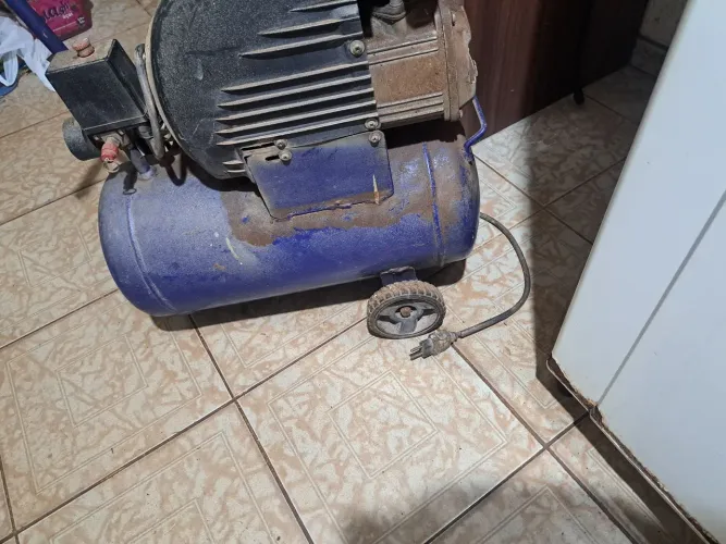 COMPRESSOR DE AR 25 LITROS FUNCIONANDO SEM MANGUEIRA