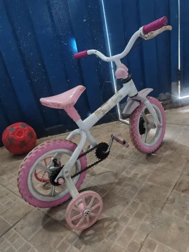 Bicicleta infantil com rodinhas