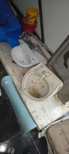 Pias grande e pequena de banheiro