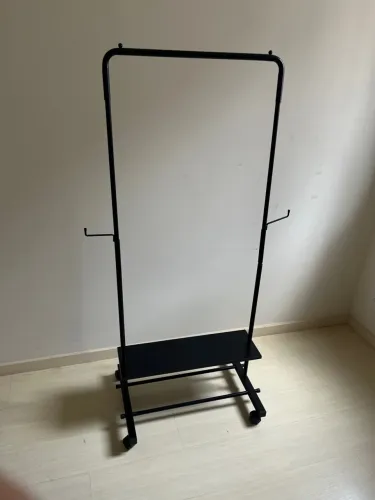 Arara pequena para roupas e sapatos