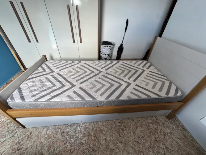 Cama solteiro com cama auxiliar embaixo
