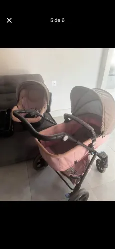 Carrinho de bebê com bebê conforto e suporte 