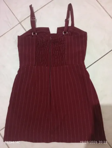 Vestido modelo "Tubinho" vinho alça ajustável.