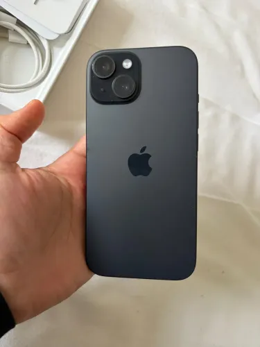 iPhone 15 256GB com carregador e caixa