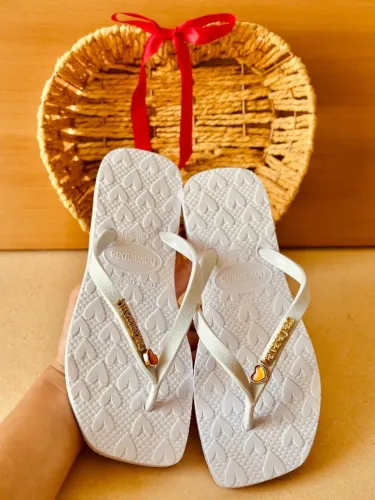 Chinelos de dedo estampados