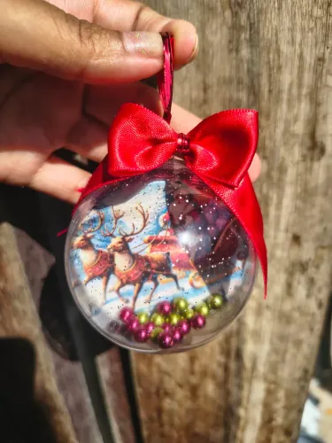 Vendo, enfeite de Natal, bola de acrílico, 4 reais unidade.