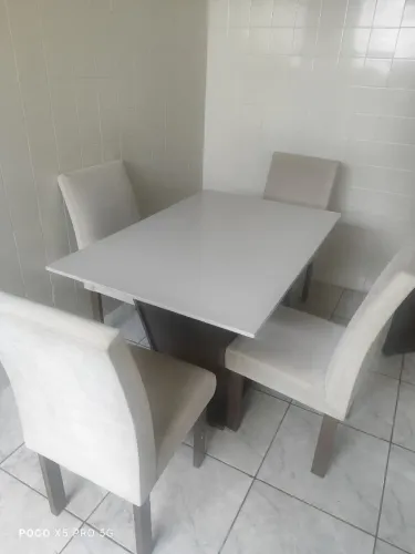 Mesa com 4 cadeiras