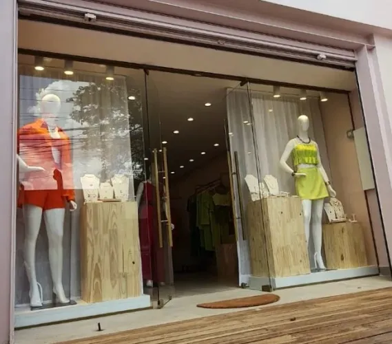 Vitrine de loja com porta e detalhes dourado