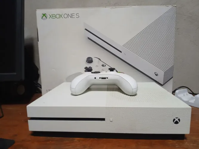 Xbox one S 1 tera ( 1 controle de Xbox series S