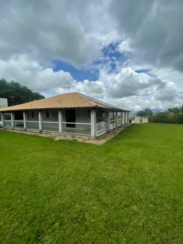 Chácara à venda, possui 3.000m² de área e 400² de construção, 3 quartos sendo uma suíte.