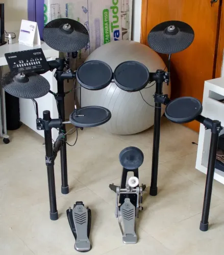 Bateria eletrônica Yamaha DTX 452K seminova