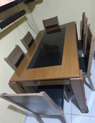 Vendo mesa de 08 cadeiras por falta de espaço 