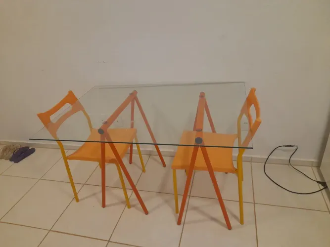 Mesa Tampo de vidro - 4 lugares + 2 cadeiras