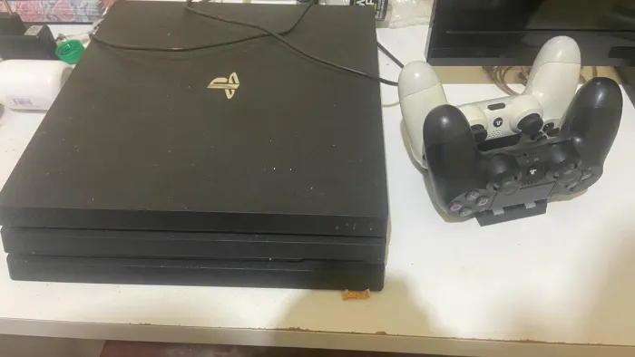 Ps4 pro 1 tb 2 controles com suporte e bolsa