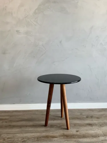 Mesa lateral preta com pés palito - simples e elegante