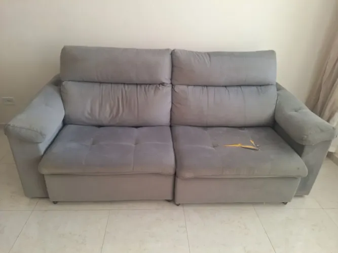 Doa-se sofá 3 lugares, cinza, madeira boa, retrátil, com avaria apenas do tecido! 