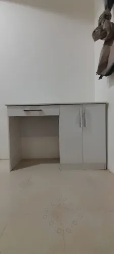 Mesa para computador com 2 portas e 1 gaveta
