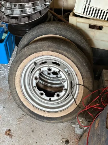 Rodas 5 Furos Fuscas 1300 com Pneu faixa Branca