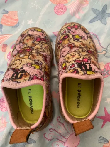 Tênis menina capivara com luzinha 