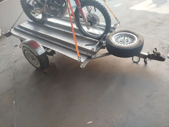 Vendo carretinha pra 3 motos