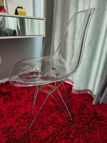 Cadeira transparente Eames cristal com manta de pelo sintético