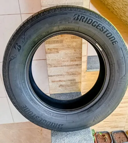 01 pneu Bridgestone aro 16 215 65 em boas condições modelo turanza bom para estepe ou uso