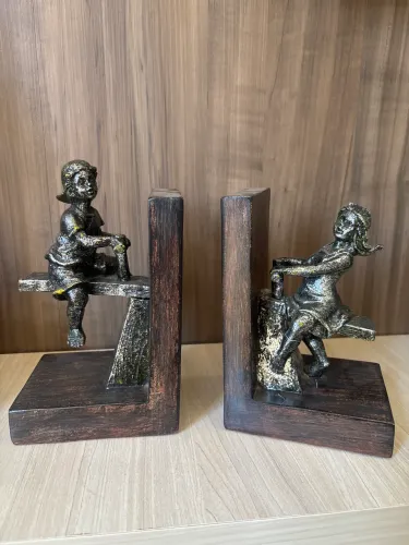 Aparadores de Livros Decorativos - Crianças no Balanço