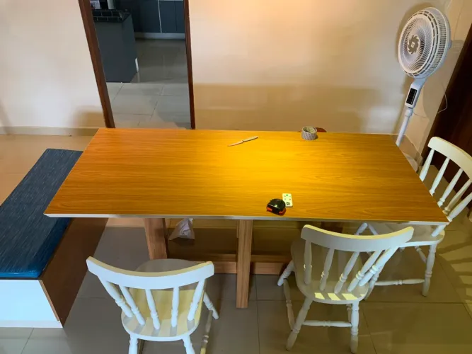 Mesa de Jantar 6 Lugares com Bancos Baú e Cadeiras - Excelente Estado