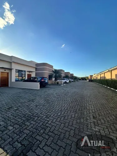 Casa para aluguel em condomínio, no Jd. Morombir Atibaia.