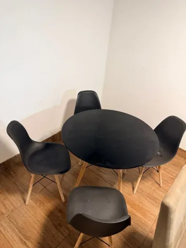 Mesa com 4 cadeiras / 450,00 reais / chamra no whats *