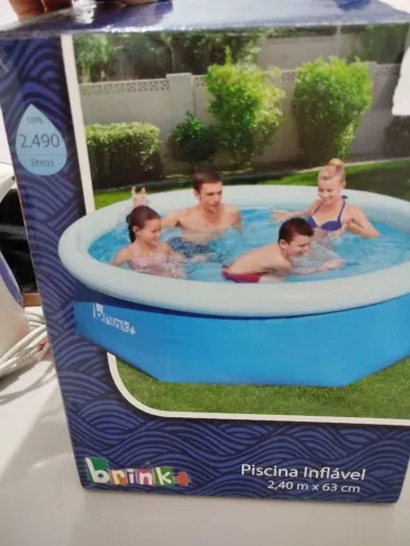 Piscina inflável e capa protetora 