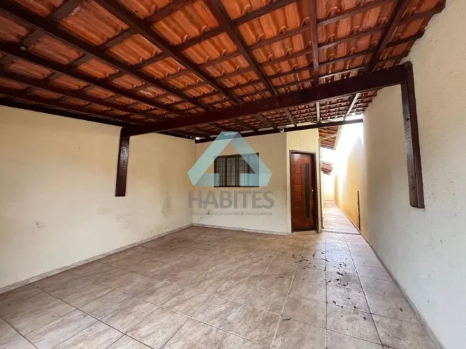 CASA COM 2 DORMITORIOS SENDO 1 SUITE.